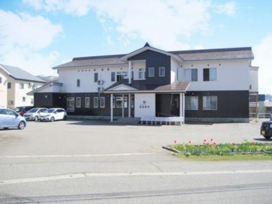 ゆったり駐車場のある建物
