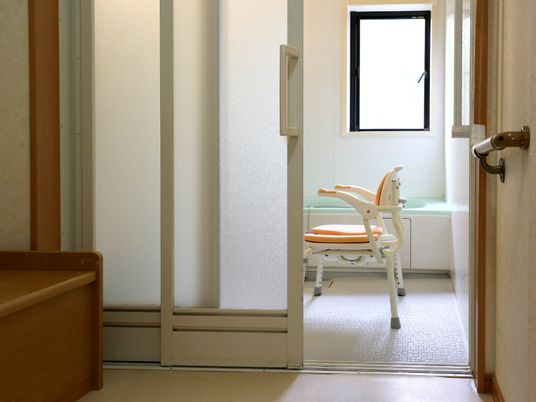 明るい浴室入口