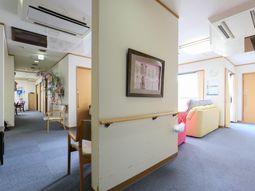 廊下とラウンジ風景