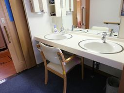 清潔な洗面台と椅子