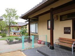 緑豊かな中庭と建物