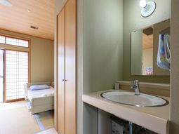 居室と洗面台の様子