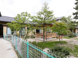 木々に囲まれた中庭