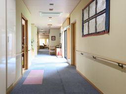 明るい廊下と掲示物