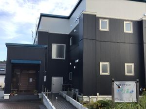 モダンな建物のエントランス