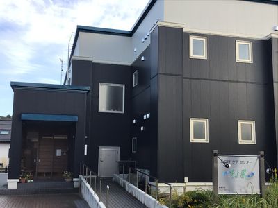 モダンな建物のエントランス