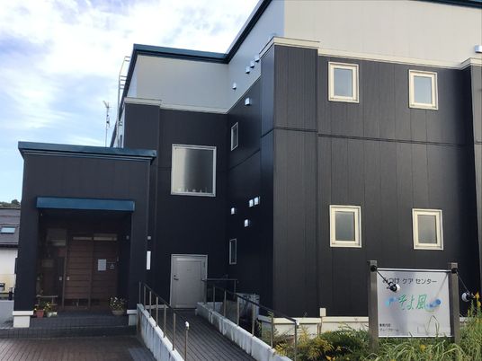 モダンな建物のエントランス
