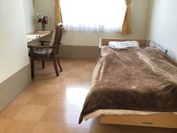 個室のベッドと机