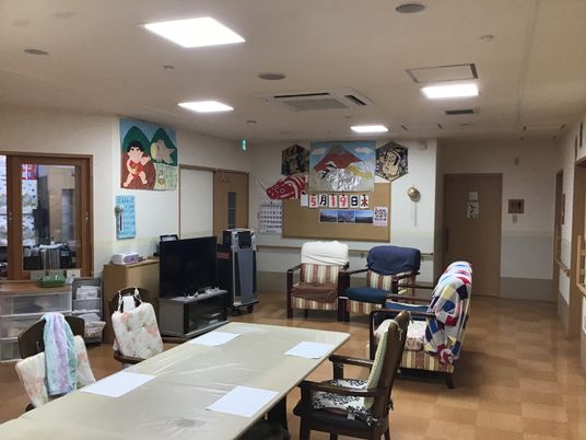 和風壁画の飾られた共有スペース