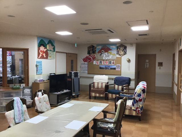 和風壁画の飾られた共有スペース リビング 居心地の良い共有ラウンジです。和風の壁画が飾られ、日々の憩いの場としてご利用いただけます。