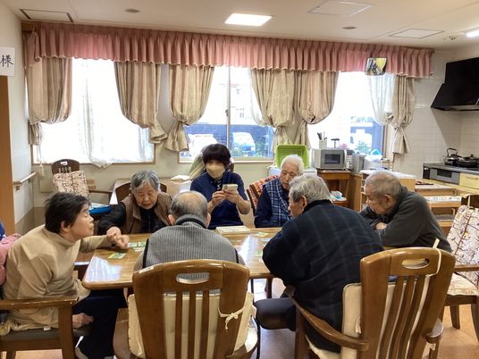 職員と入居者の交流