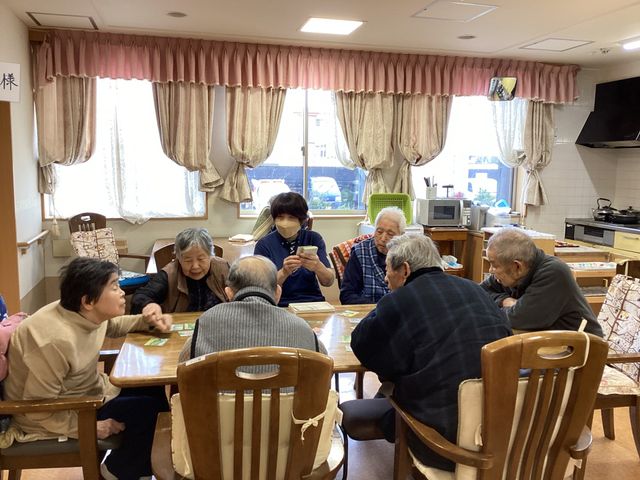 職員と入居者の交流 食堂 笑顔で接する職員の姿が垣間見える食堂です。やりがいのある環境で働けます。