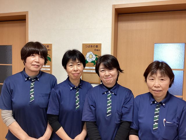 元気なスタッフ集合 スタッフイメージ 活気あるチームの一員として、利用者様の生活を支えるやりがいのあるお仕事です。