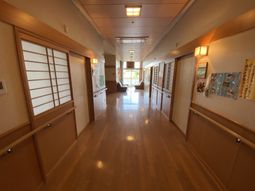 清潔感のある明るい廊下