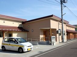 施設入口と駐車場の風景