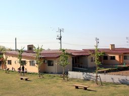 庭のある快適な施設外観