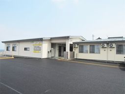 施設のシンプルな外観