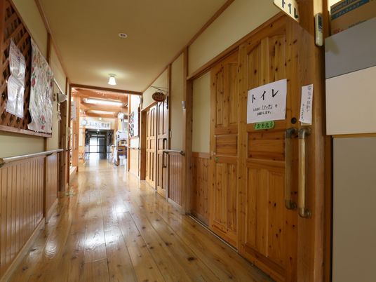 木目調の温かみのある廊下