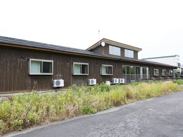 木造の外観の建物