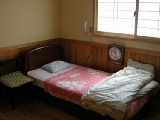 障子のある和風造りの居室である。ベッドのそばに、電話や非常呼び出しブザー、椅子、時計が完備されているので便利である。