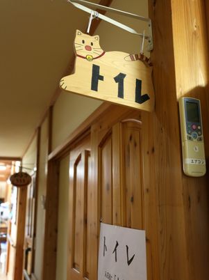 ねこの看板が目印の廊下