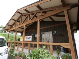 木造のフレームエントランス