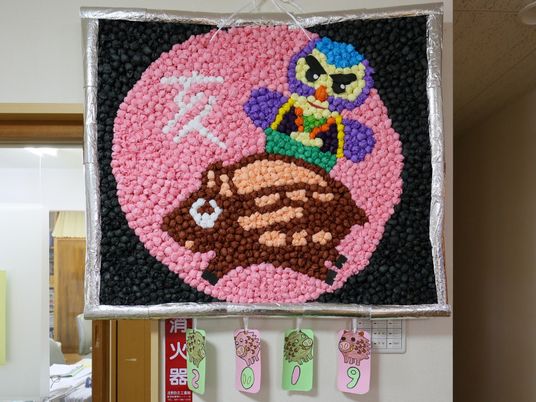 色とりどりの壁掛けアート