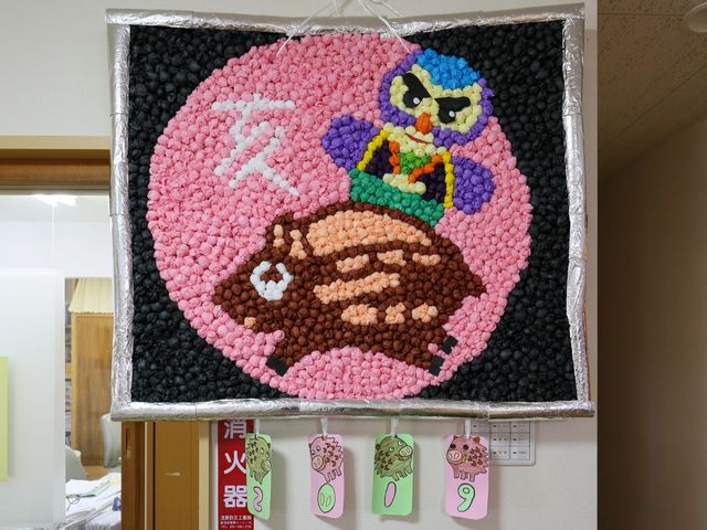 色とりどりの壁掛けアート 掲示物 手作り感のあふれる壁掛けアートが、温かい雰囲気を醸し出しています。日々の生活に彩りを加え、訪れる人々の目を楽しませてくれます。