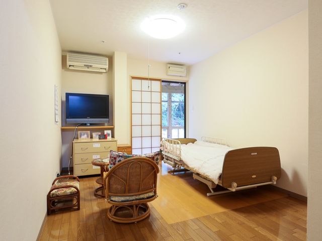 ゆったりした居室の様子 居室 木目調の家具が温もりを感じさせる居室です。個人の時間を大切に、自由に過ごせる空間が確保されています。
