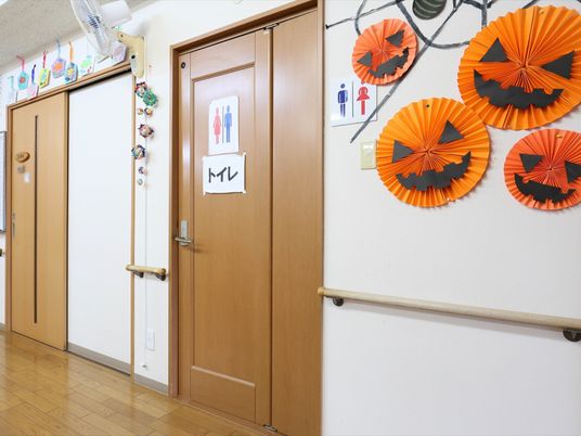 ハロウィンの飾り付け廊下