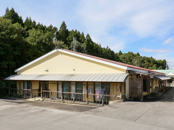 広々とした施設の外観
