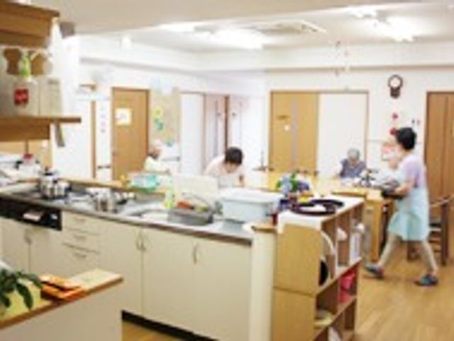キッチンで活動する様子 共有スペース ゆったりとしたキッチンで、利用者の方が料理活動を楽しんでいます。明るく開放感のある環境が魅力です。