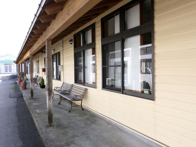 居心地の良い居室の外観 外観 ベンチが並ぶ居住エリアの外観は清潔感があり、穏やかな休息時間を過ごせるよう配慮されています。