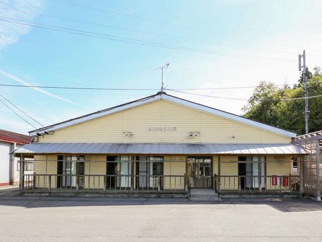 平屋建ての外観 外観 清潔感のあるエントランスは、来訪者を温かく迎えます。明るい日差しの中で、快適な職場環境をお探しの方に最適です。