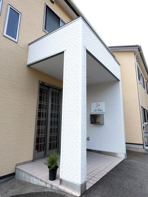 建物入口とプランタ