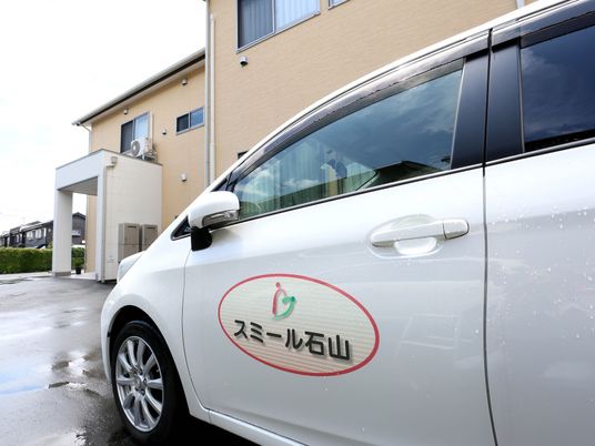 明るいエントランスと配送車