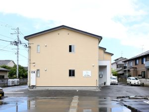 明るい外観の建物
