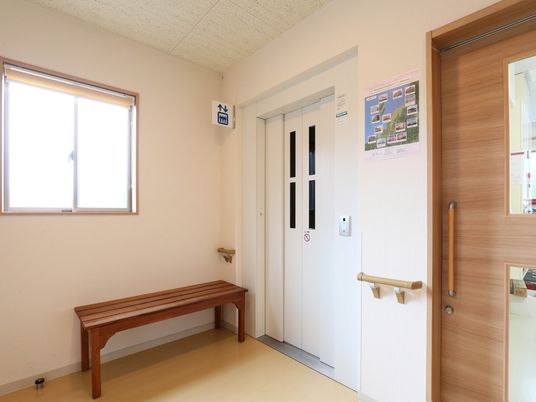 木製ベンチのあるエレベーター