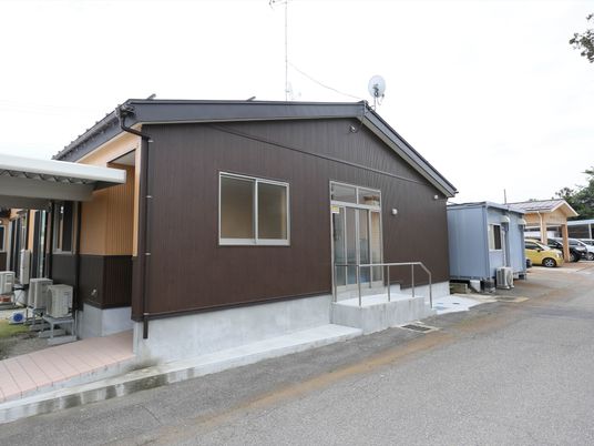 茶色い外壁の建物正面