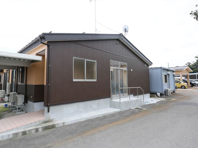茶色い外壁の建物正面