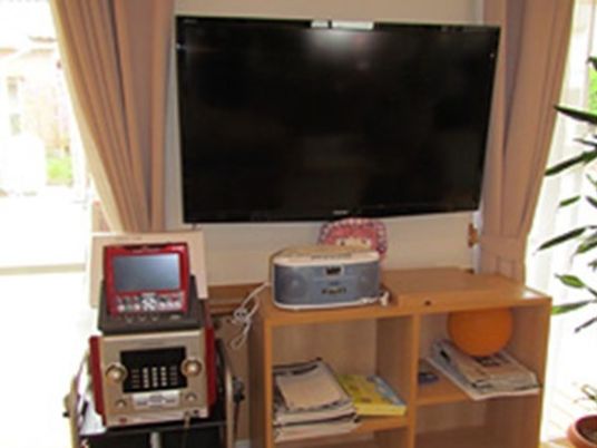 リビングのテレビと機器