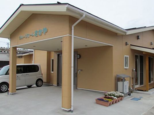 ベージュ色の建物外観