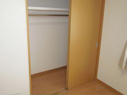 開いたクローゼットの扉