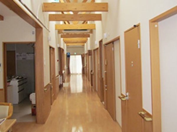 木目調の温かい廊下
