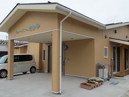 明るい色の外観