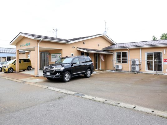 車が停められた建物外観