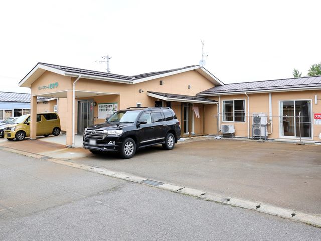 車が停められた建物外観