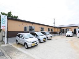 施設の外観と駐車場