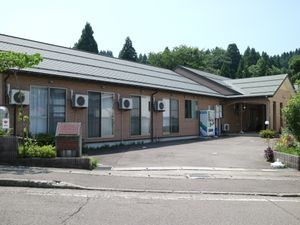 明るい外観の建物