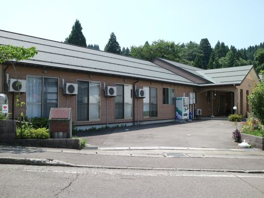 明るい外観の建物